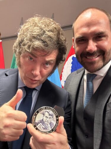 bolsonaro-le-dio-a-milei-una-medalla-homofobica-y-sexista