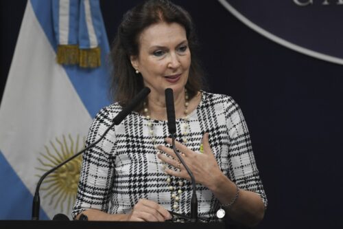 mondino-cruzo-al-chiqui-tapia-por-prohibir-banderas-de-las-malvinas-en-los-estadios