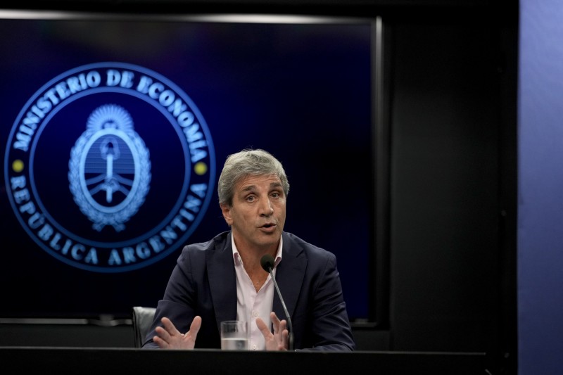 caputo-ya-empezo-a-gastarse-los-fondos-del-fgs-de-los-jubilados-para-controlar-el-dolar